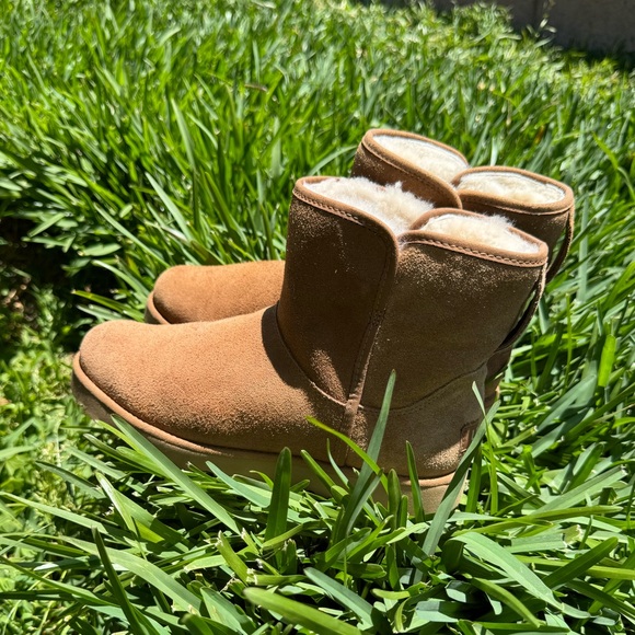 UGG Cory Il Genuine
Shearling Lined Boot- Chestnut Suede size 6.5 - Picture 5 of 12